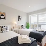 Bright Beachside Flat With Terrace By Hostwise *