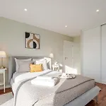 아파트 Bright Beachside Flat With Terrace By Hostwise *