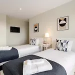 Bright Beachside Flat With Terrace By Hostwise *