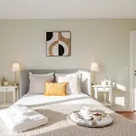 Bright Beachside Flat With Terrace By Hostwise