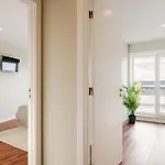 Bright Beachside Flat With Terrace By Hostwise *