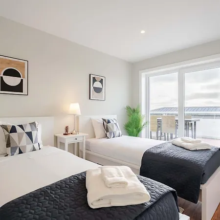 Bright Beachside Flat With Terrace By Hostwise *