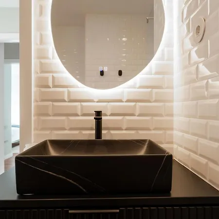 Bright Beachside Flat With Terrace By Hostwise *