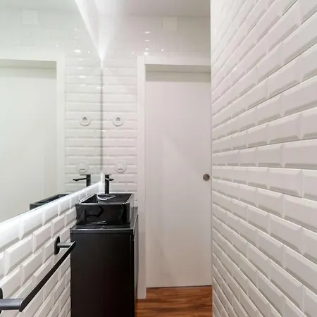Bright Beachside Flat With Terrace By Hostwise * マトジニョシュ
