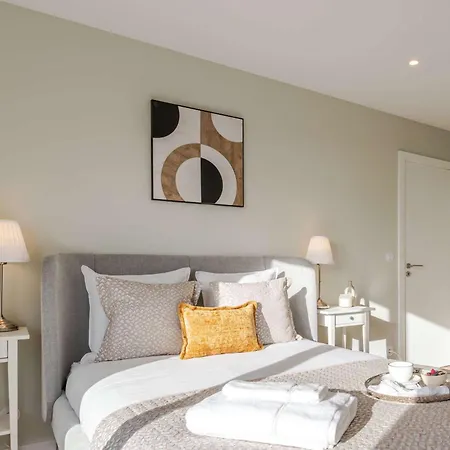Bright Beachside Flat With Terrace By Hostwise * マトジニョシュ