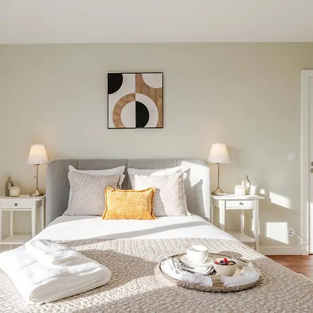 Bright Beachside Flat With Terrace By Hostwise
