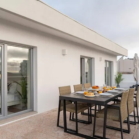 Bright Beachside Flat With Terrace By Hostwise *