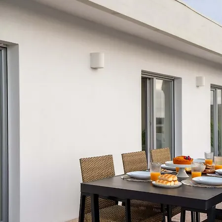 Apartament Bright Beachside Flat With Terrace By Hostwise