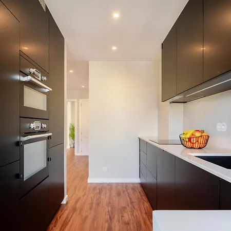 Bright Beachside Flat With Terrace By Hostwise