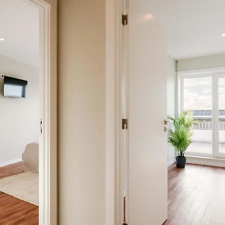 Bright Beachside Flat With Terrace By Hostwise *