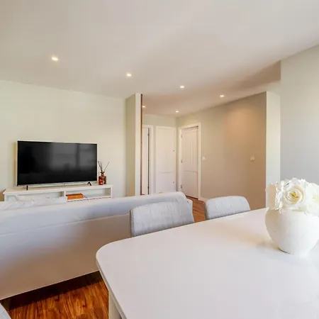 Bright Beachside Flat With Terrace By Hostwise Apartament *