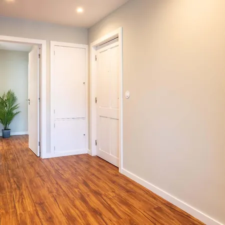 Bright Beachside Flat With Terrace By Hostwise