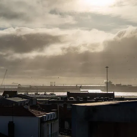 Bright Beachside Flat With Terrace By Hostwise Apartament