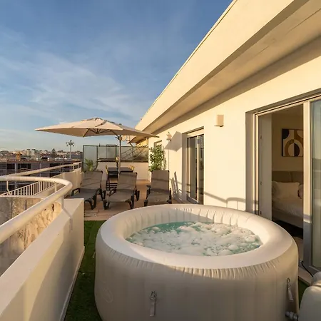 Bright Beachside Flat With Terrace By Hostwise *