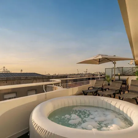 아파트 Bright Beachside Flat With Terrace By Hostwise