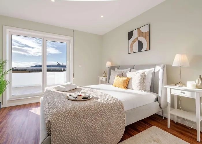 아파트 Bright Beachside Flat With Terrace By Hostwise