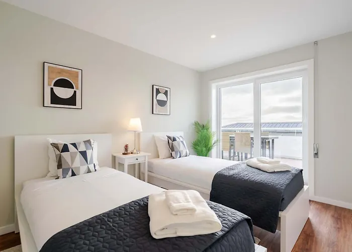 Bright Beachside Flat With Terrace By Hostwise *