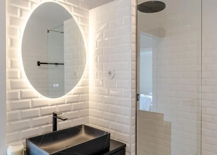 Bright Beachside Flat With Terrace By Hostwise *