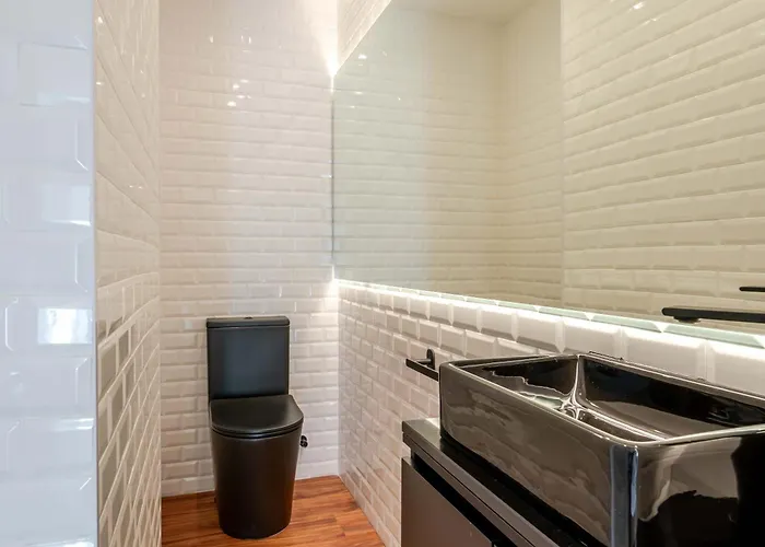 아파트 Bright Beachside Flat With Terrace By Hostwise