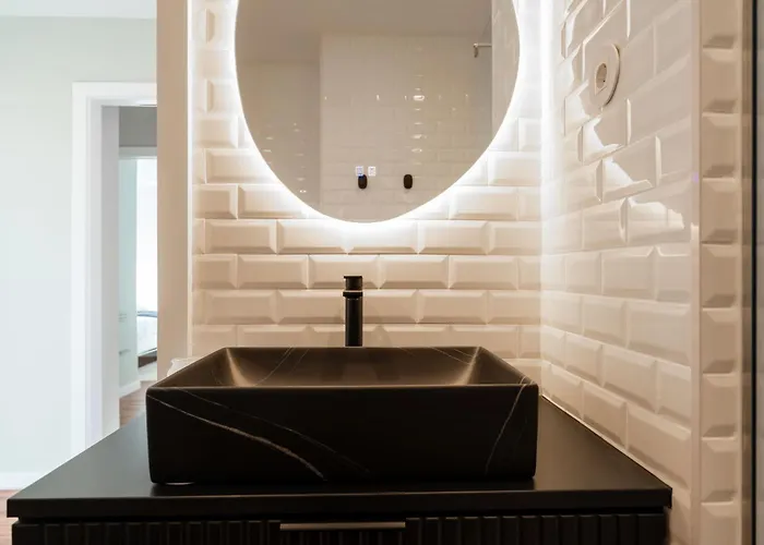 Bright Beachside Flat With Terrace By Hostwise *