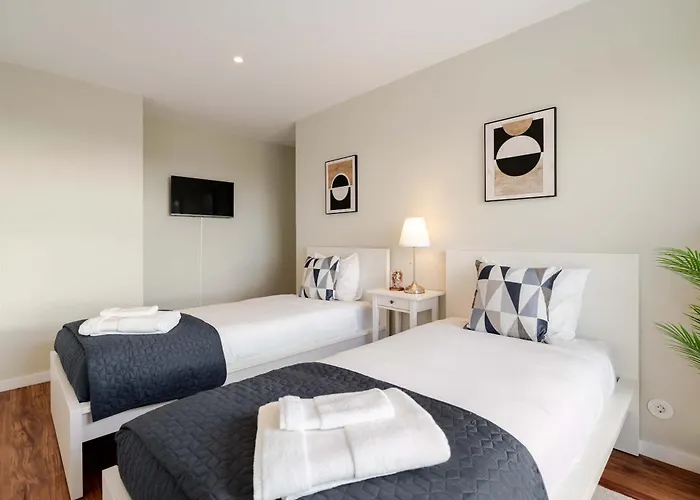 Bright Beachside Flat With Terrace By Hostwise *