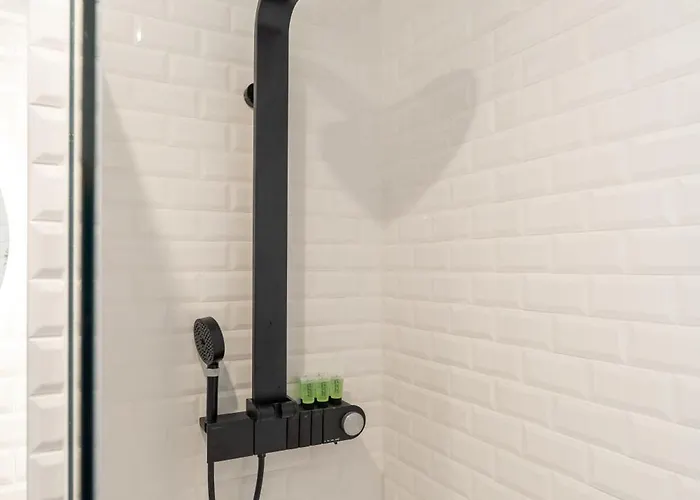 Bright Beachside Flat With Terrace By Hostwise *