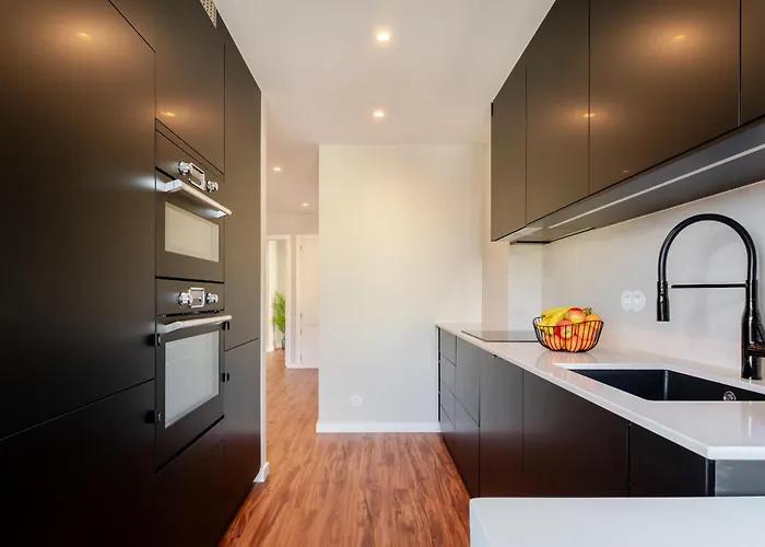 Bright Beachside Flat With Terrace By Hostwise