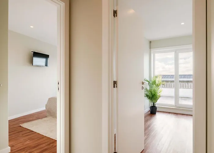 Bright Beachside Flat With Terrace By Hostwise *