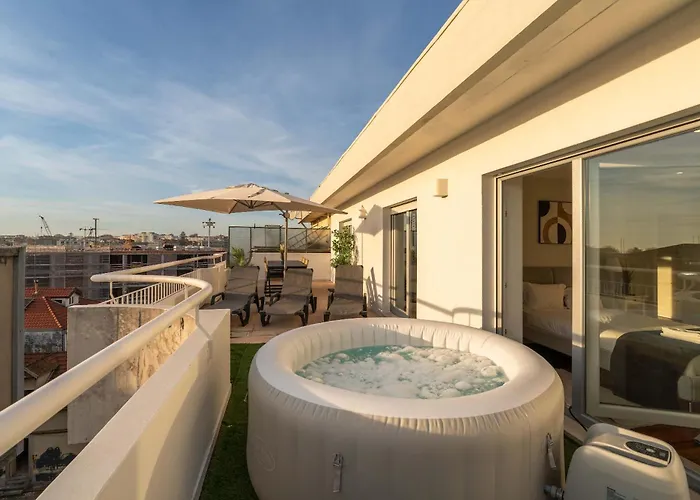 Bright Beachside Flat With Terrace By Hostwise *