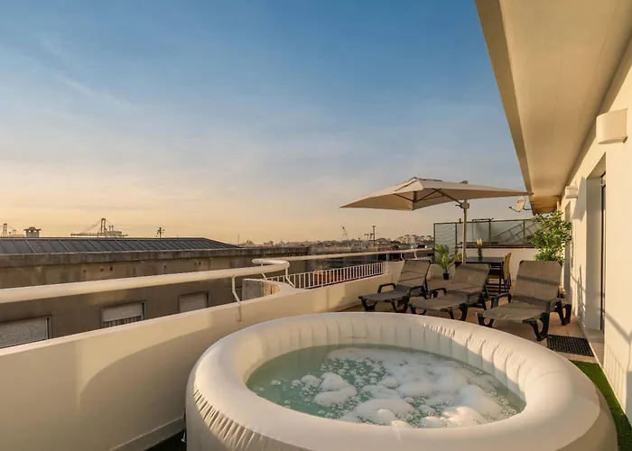 아파트 Bright Beachside Flat With Terrace By Hostwise